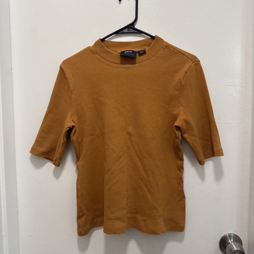 Maeve Mod Style Short Sleeve Knit Top in Mustard Brown. Size Small.